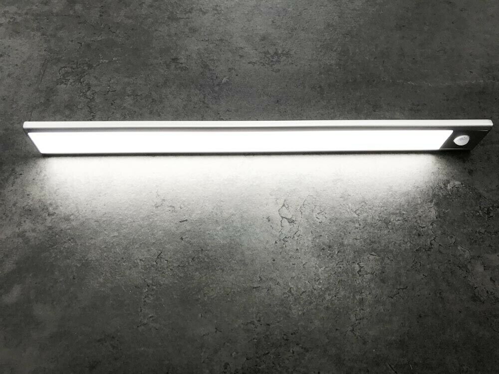 LAMPADA LED SENSORE CREPUSCOLARE RILEVA MOVIMENTO RICARICABILE 2 W LUCE BIANCA
